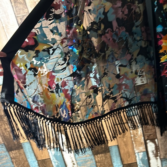 Draper’s & Damons Large colorful floral fringe bottom top - Picture 10 of 16